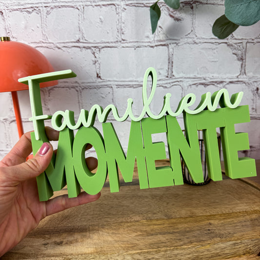 Nahaufnahme: 3D Schriftzug Familien Momente – Relief-Buchstaben aus nachhaltigem PLA