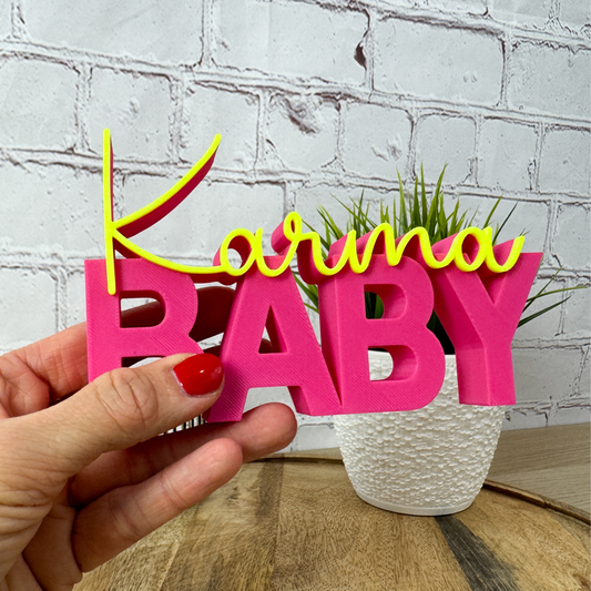 3D Schriftzug „Karma Baby“ aus PLA in der Hand gehalten, frecher Deko Schriftzug als Geschenkidee zum Geburtstag