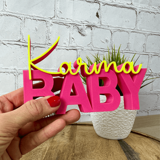 3D Schriftzug „Karma Baby“ aus PLA in der Hand gehalten, frecher Deko Schriftzug als Geschenkidee zum Geburtstag