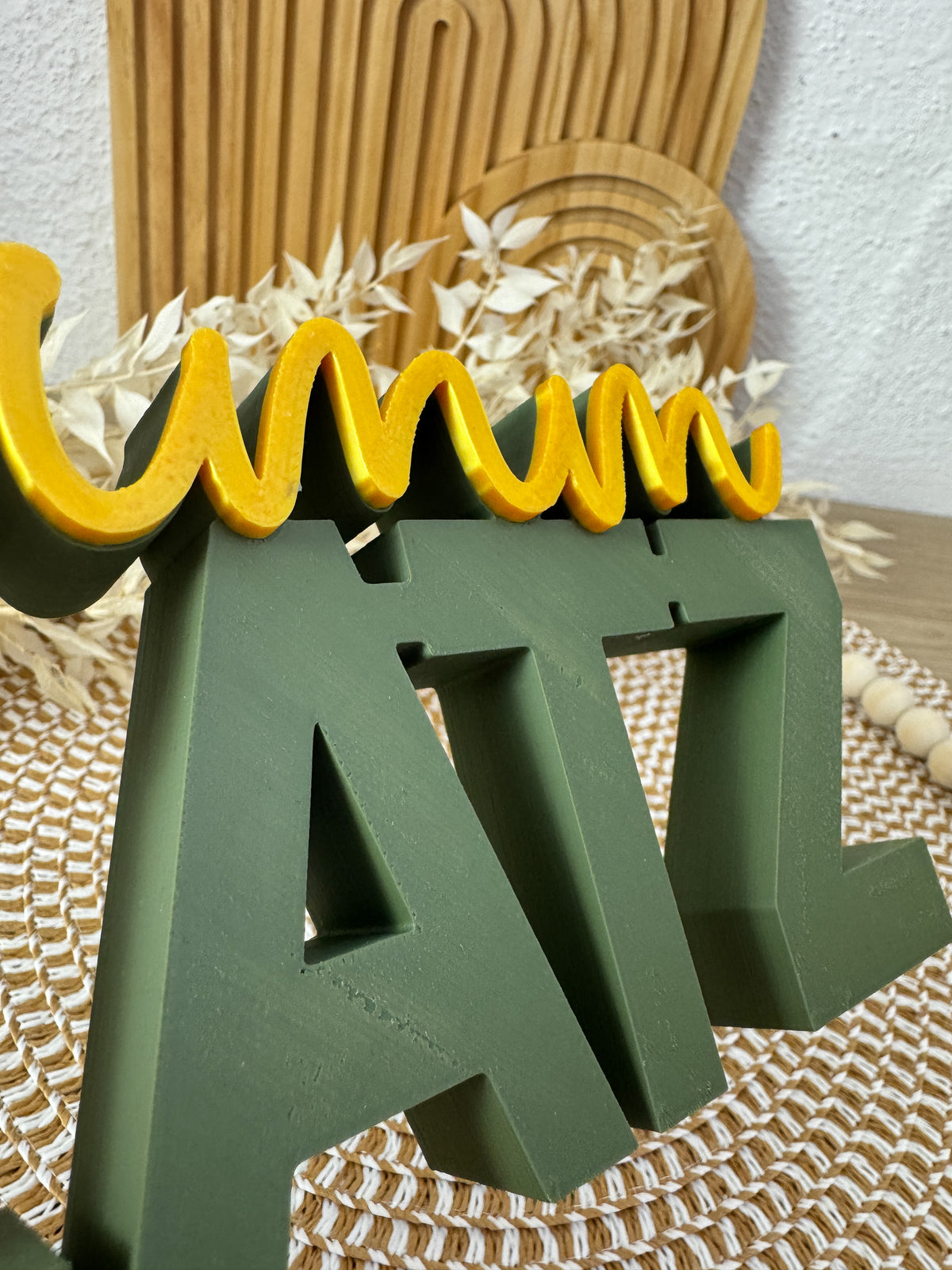 3D Schriftzug Nimm Platz Olivgrün-Gelb – B-Ware