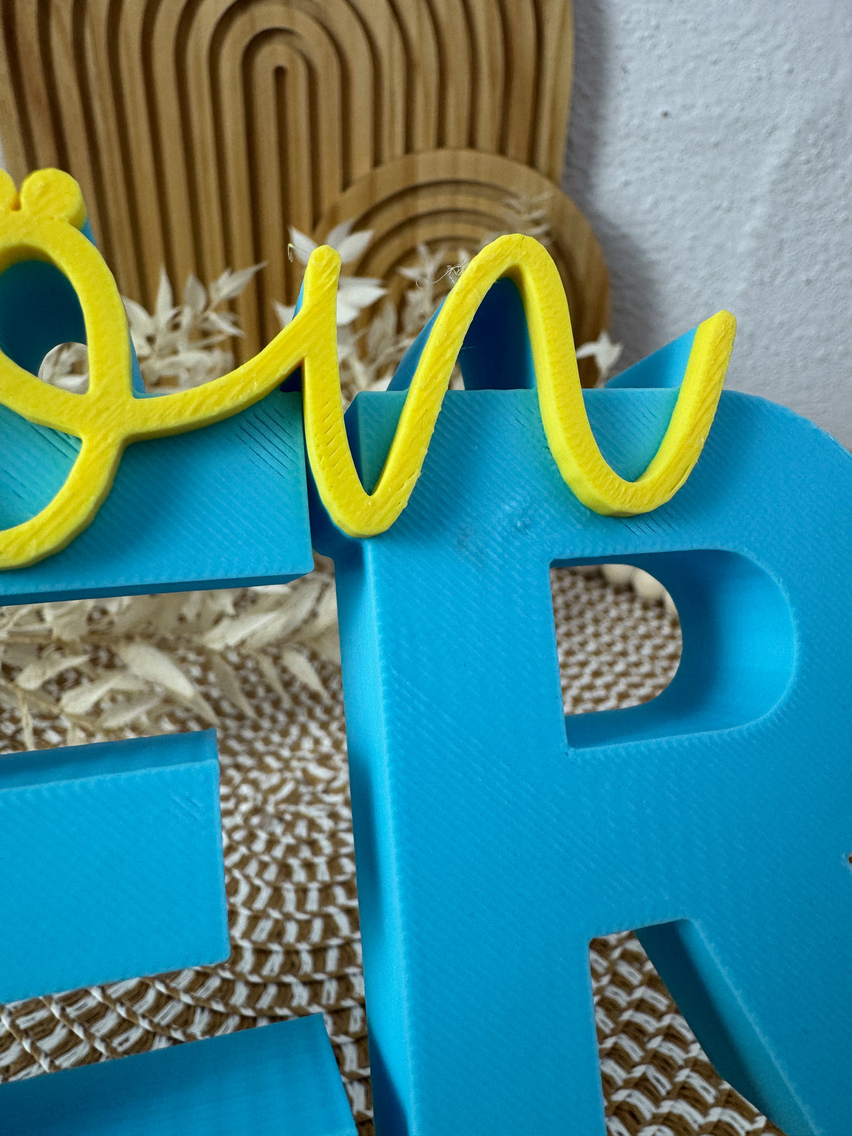 3D Schriftzug Schön Hier Blau-Gelb – B-Ware