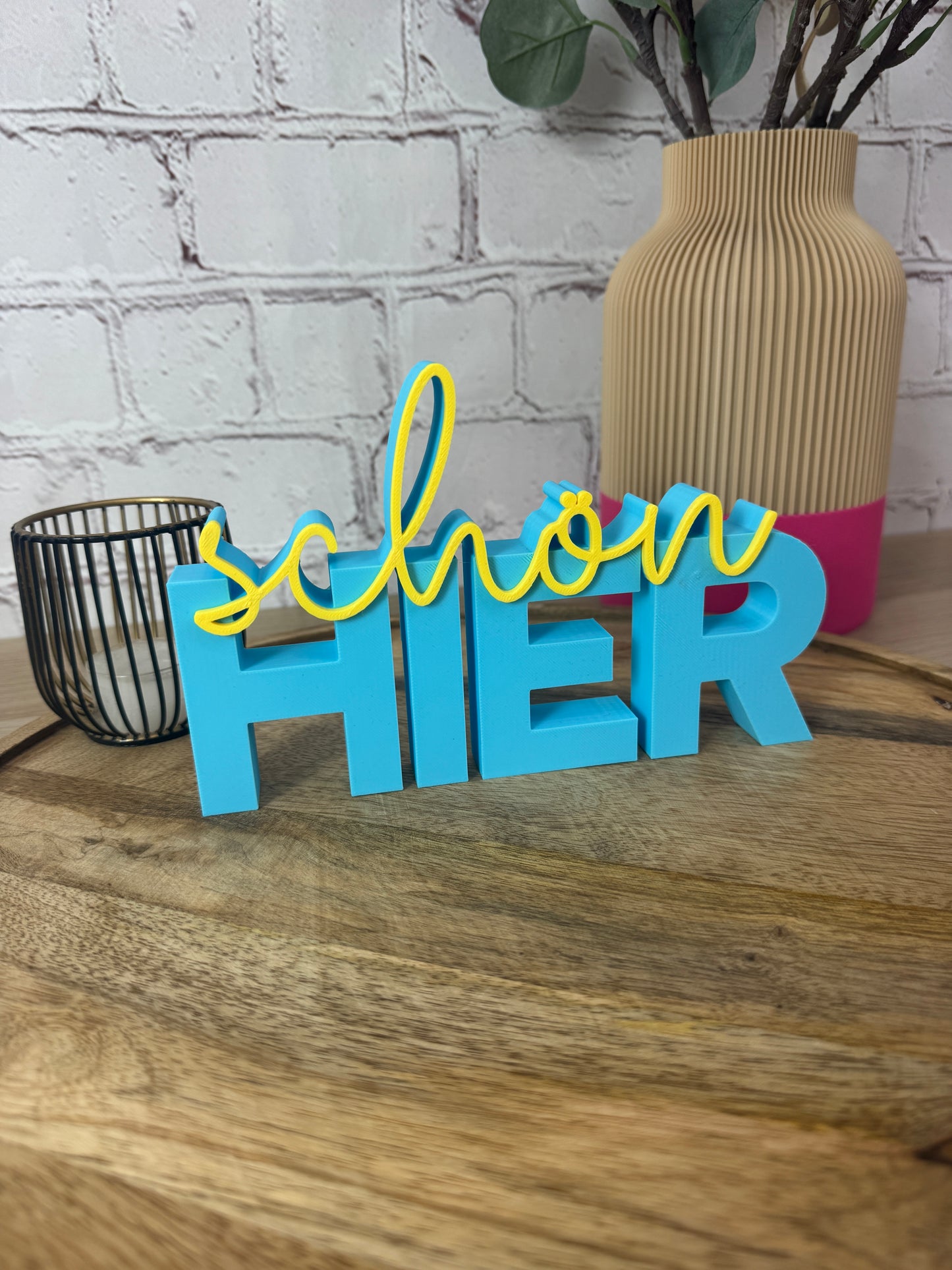 B-Ware 3D-Schriftzug „schön hier“ – hellblau & gelb (17 cm)