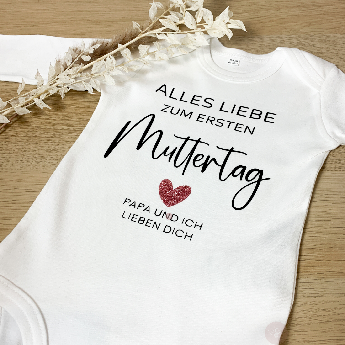 Weißer Babybody mit Glitzer Herz für den ersten Muttertag.