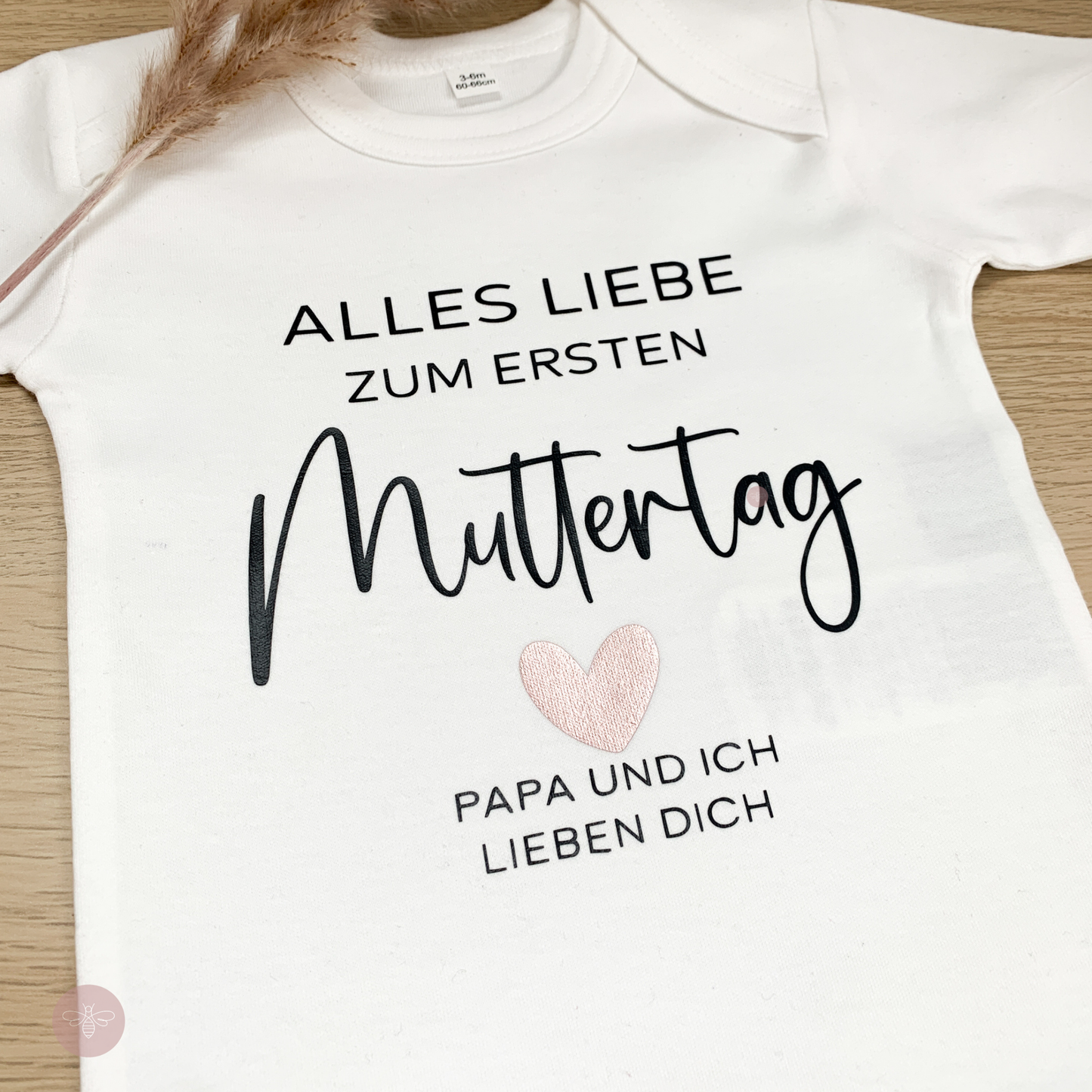 Babybody 'Alles Liebe zum ersten Muttertag' in Weiß mit süßem Herzmotiv.