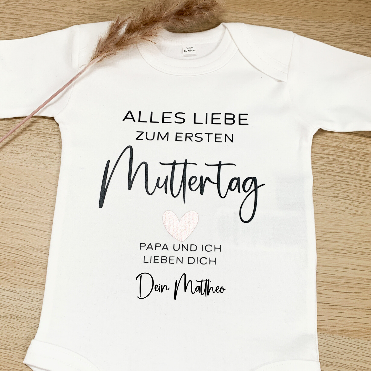 Personalisierter Babybody für den ersten Muttertag mit individuellem Namen.