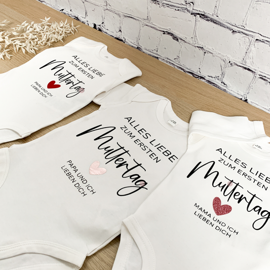 Set aus mehreren Babybodys für den ersten Muttertag in verschiedenen Farben.