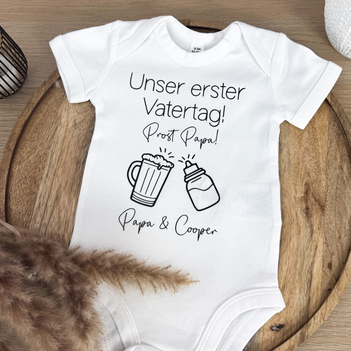 Babybody weiß Unser erster Vatertag für Papas ersten Vatertag Geschenk.