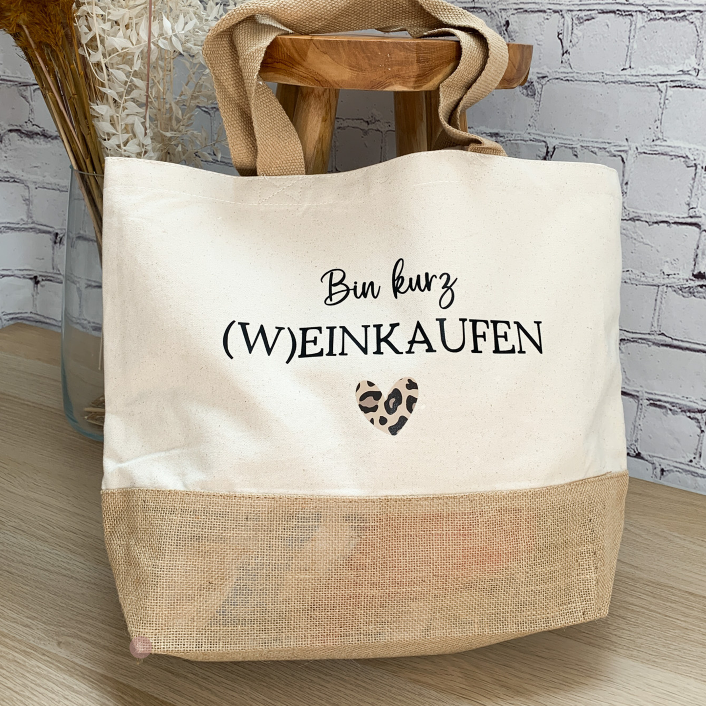 Baumwolljuteshopper "Bin kurz (W)EINKAUFEN" mit einem Herz im Leopardenmuster – trendige Tasche für stilbewusste Frauen.