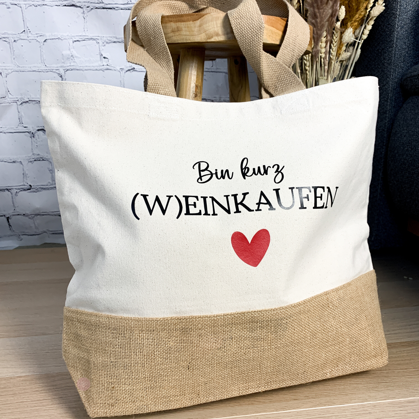 Baumwolljuteshopper "Bin kurz (W)EINKAUFEN" mit einem Herz in Rot – perfektes Geschenk für Freundinnen oder Kolleginnen.