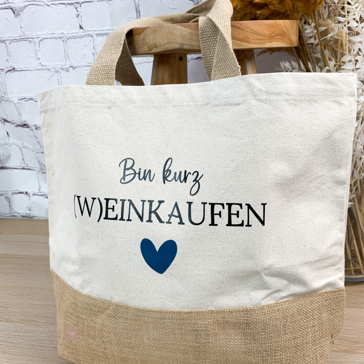 Baumwolljuteshopper "Bin kurz (W)EINKAUFEN" mit einem Herz in Türkis – ein humorvolles und praktisches Geschenk für Frauen.