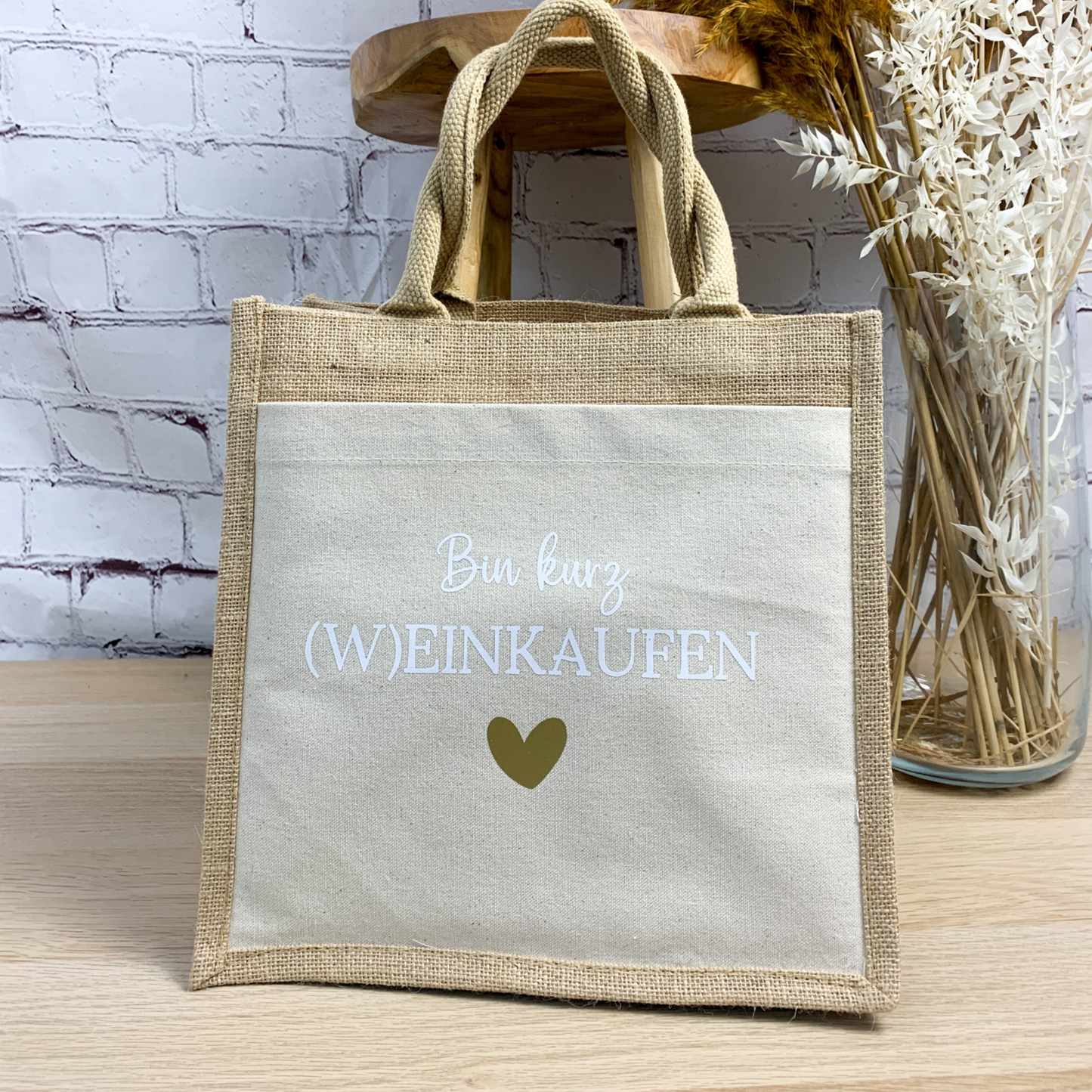 Lustige Jutetasche mit Spruch „Bin kurz (W)EINKAUFEN“ und kleinem Herz, ideales Geschenk für Freundinnen.