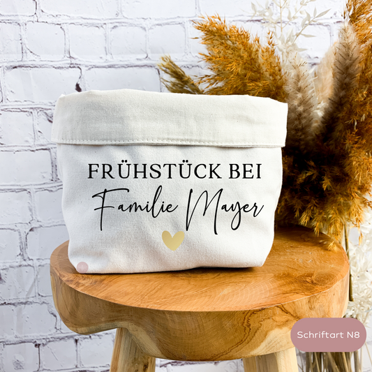 Brötchenkorb Frühstück bei Familie