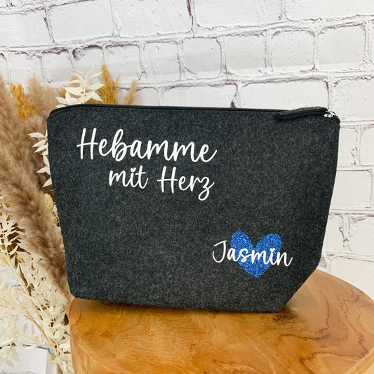 Dunkelgraue Filztasche mit Aufschrift "Hebamme mit Herz", einem glitzernden blauen Herz und dem Namen "Jasmin". Das ideale Dankeschön für die Hebamme.