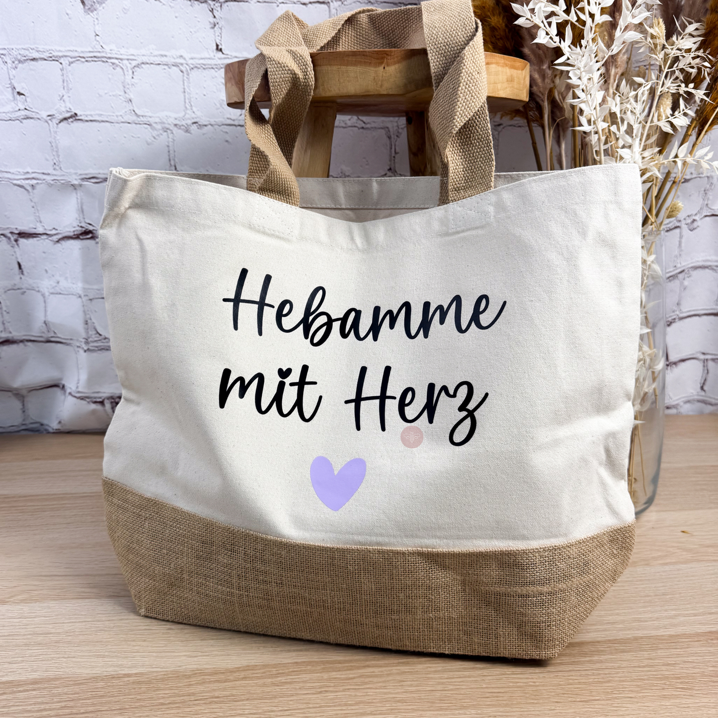 Baumwolljuteshopper mit der Aufschrift "Hebamme mit Herz" – ein liebevolles Dankeschön für die beste Hebamme.