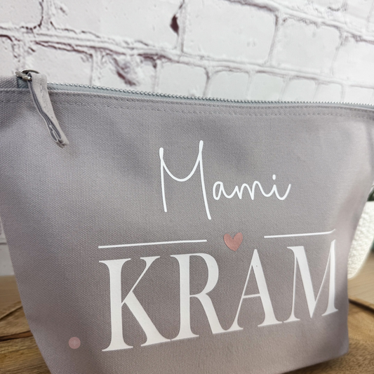 Detailansicht der Reißverschluss-Tasche „Mami Kram“ mit Herz – hochwertige Verarbeitung und liebevolles Design für Mütter