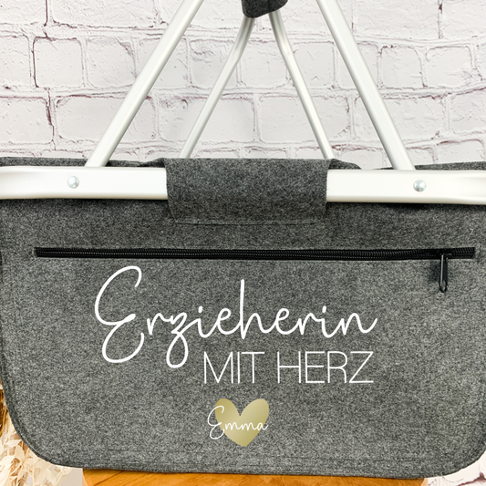 Graumelierter Filzkorb mit weißem Schriftzug 'Erzieherin mit Herz' und goldenem Herz – personalisiertes Abschiedsgeschenk für die Kita.