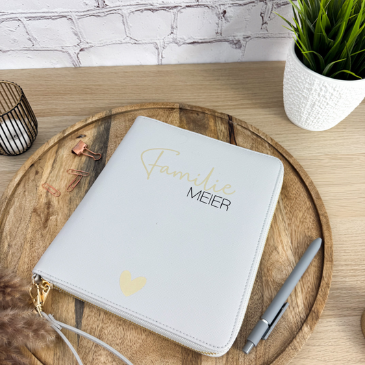 Familien Organizer personalisiert mit goldener Aufschrift auf Holztablett – perfekte Organisation für Familien