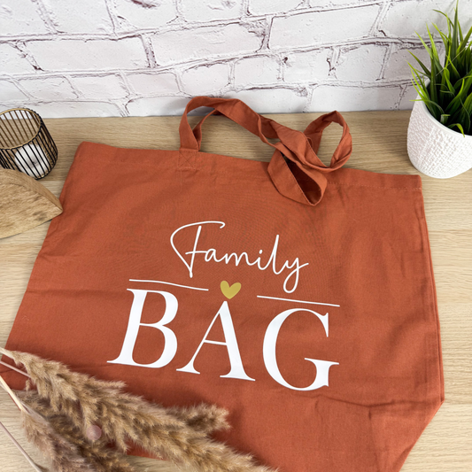 Große Family Bag aus Bio-Baumwolle in Terrakotta – flach ausgebreitet, viel Stauraum für Windeln, Snacks & Co.