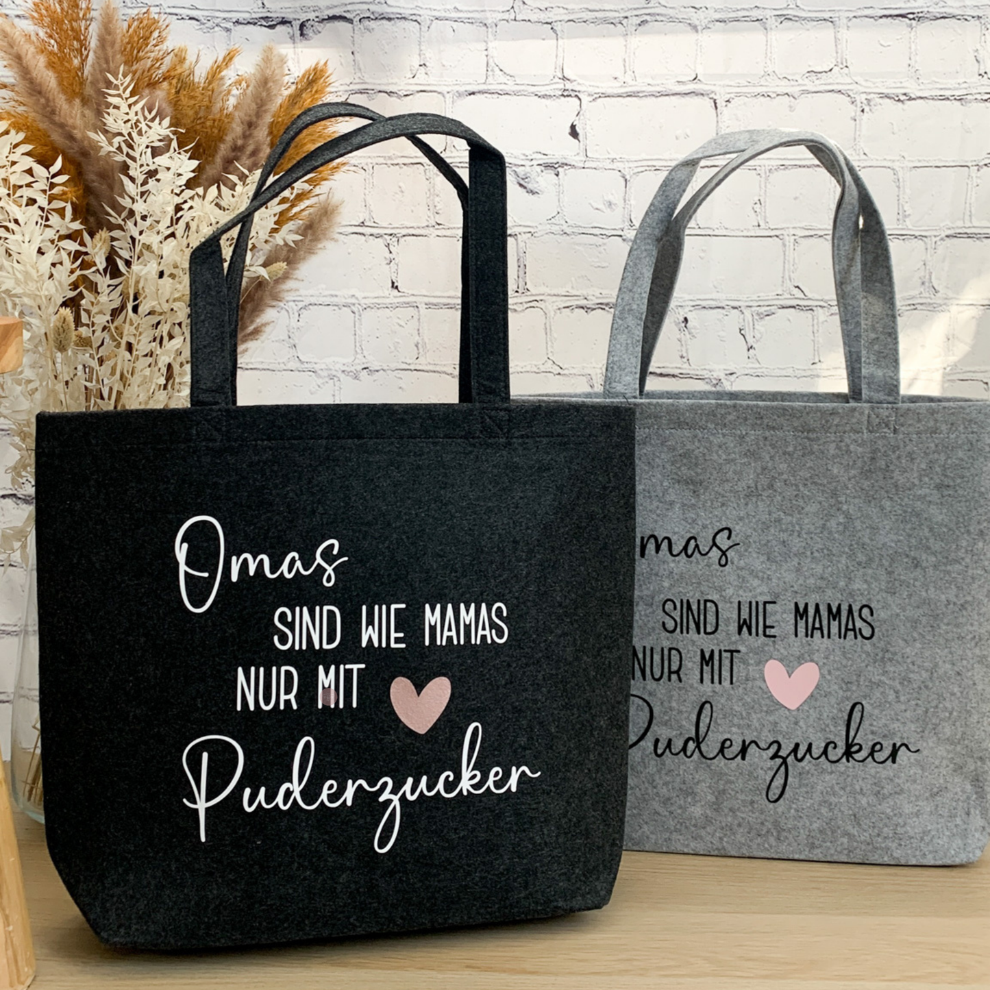 Filzshopper in zwei Farbvarianten (hellgrau und anthrazit) mit liebevollem Spruch – perfekte Geschenkidee für Omas.