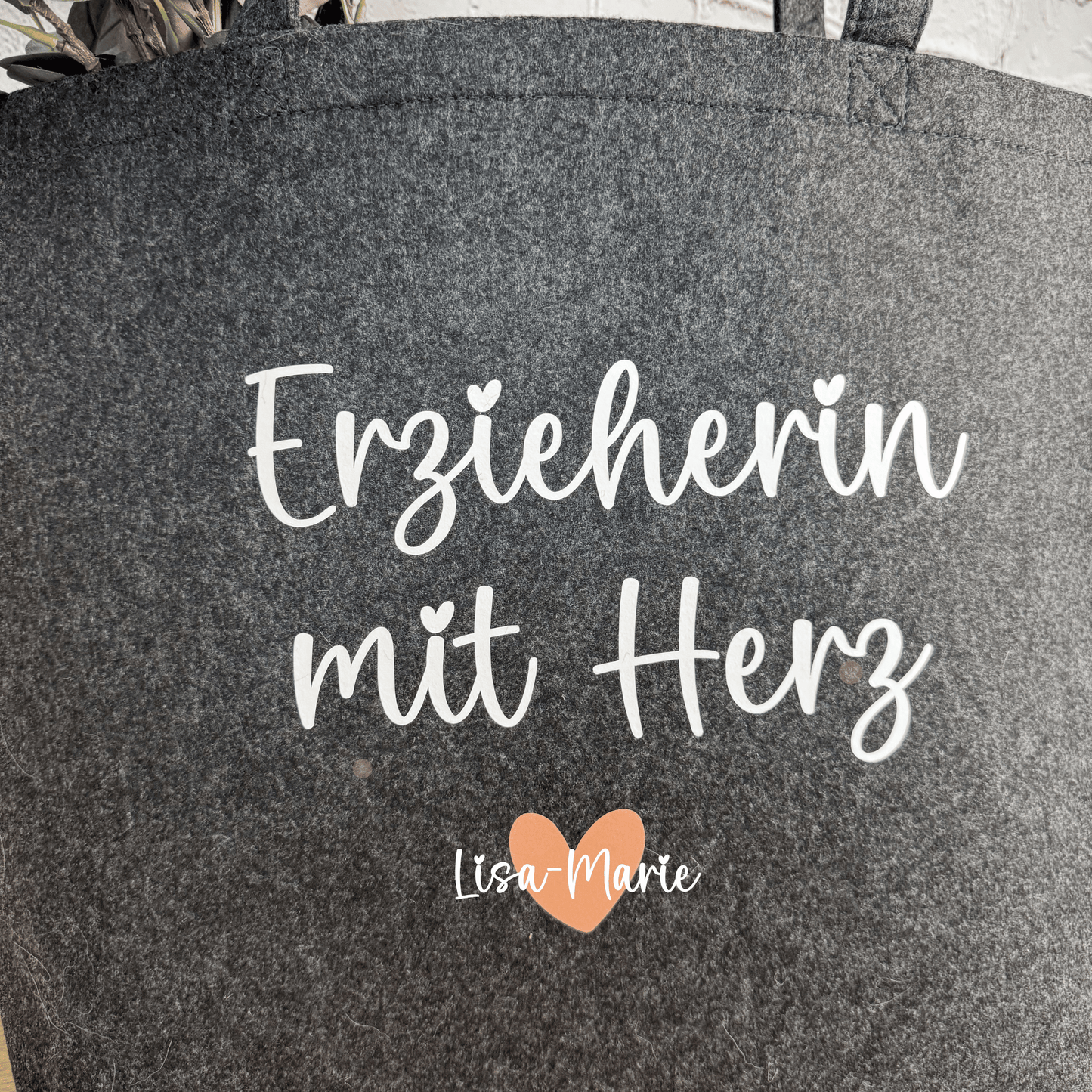 Detailaufnahme der Filztasche in Anthrazit mit Personalisierung „Lisa-Marie“ auf dem Herz – Geschenkidee für Erzieherin mit Namen
