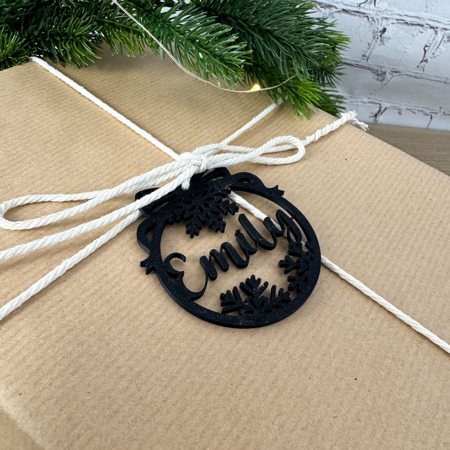 Personalisierter Anhänger mit Name Emily als Geschenkanhänger auf einem Paket – Weihnachten