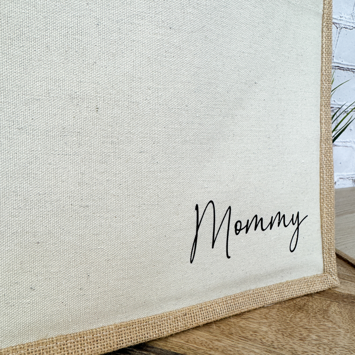 Nahaufnahme Jutetasche Mommy – Geschenkideen zur Geburt für die Mama