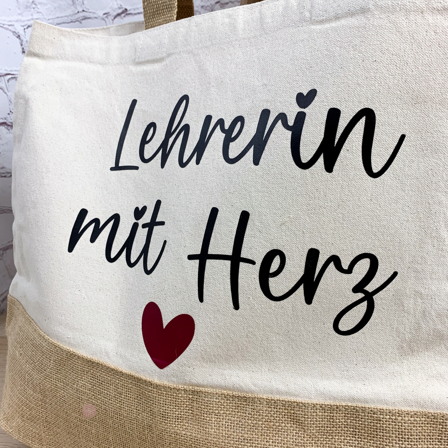 Hochwertige Baumwoll-Jutetasche mit der Aufschrift "Lehrerin mit Herz" – ein besonderes Dankeschön für Lehrerinnen