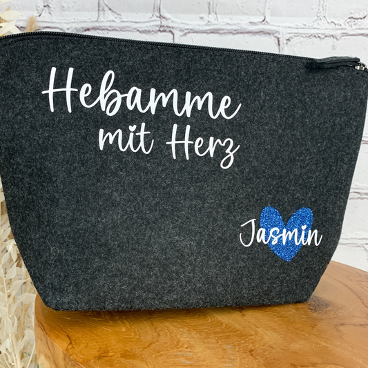 Seitenansicht der Filz-Kosmetiktasche in Anthrazit mit weißem Druck und blauem Glitzerherz, personalisiert mit dem Namen „Jasmin“.