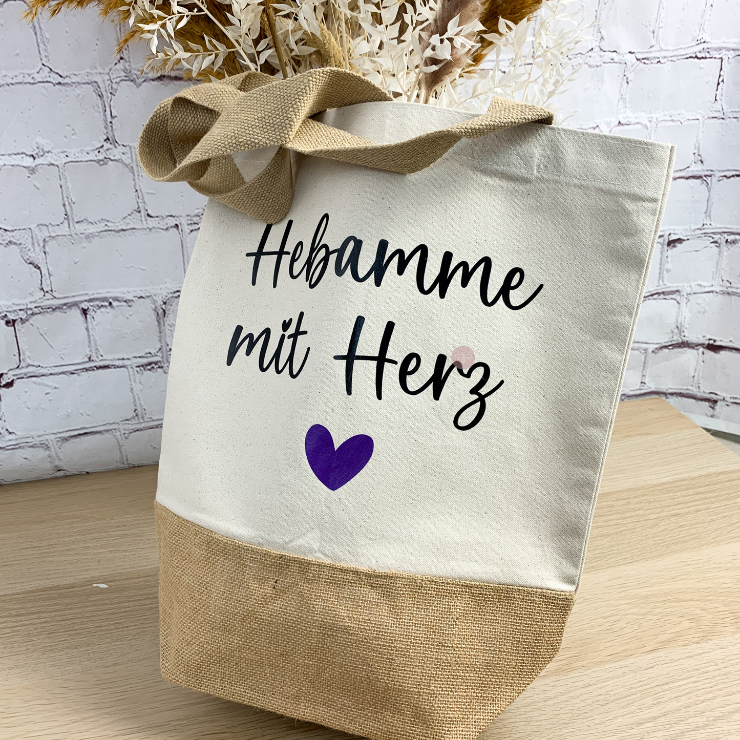 Stilvolle Hebammen-Tasche aus Baumwolle und Jute – praktisch, nachhaltig und mit liebevollem Spruch.