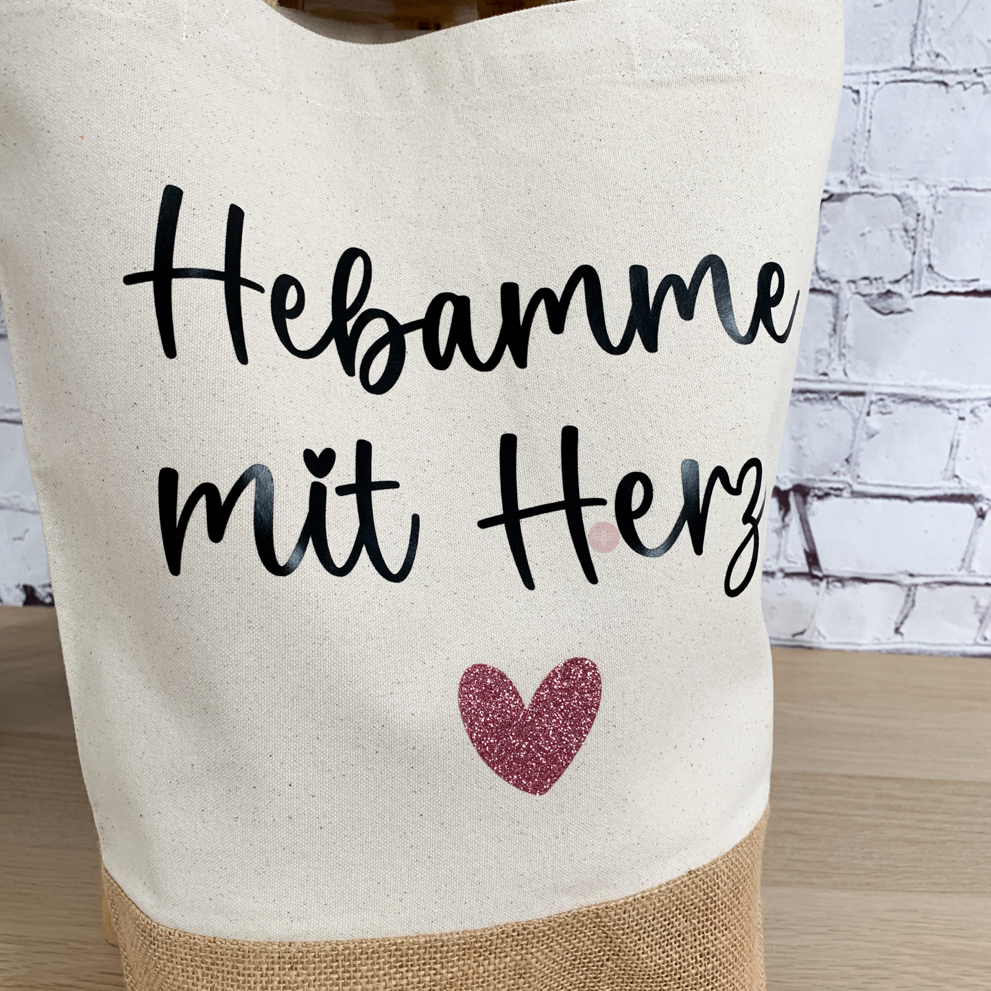 Juteshopper "Hebamme mit Herz" mit glitzerndem Herzmotiv – ein stilvolles Geschenk für Hebammen.