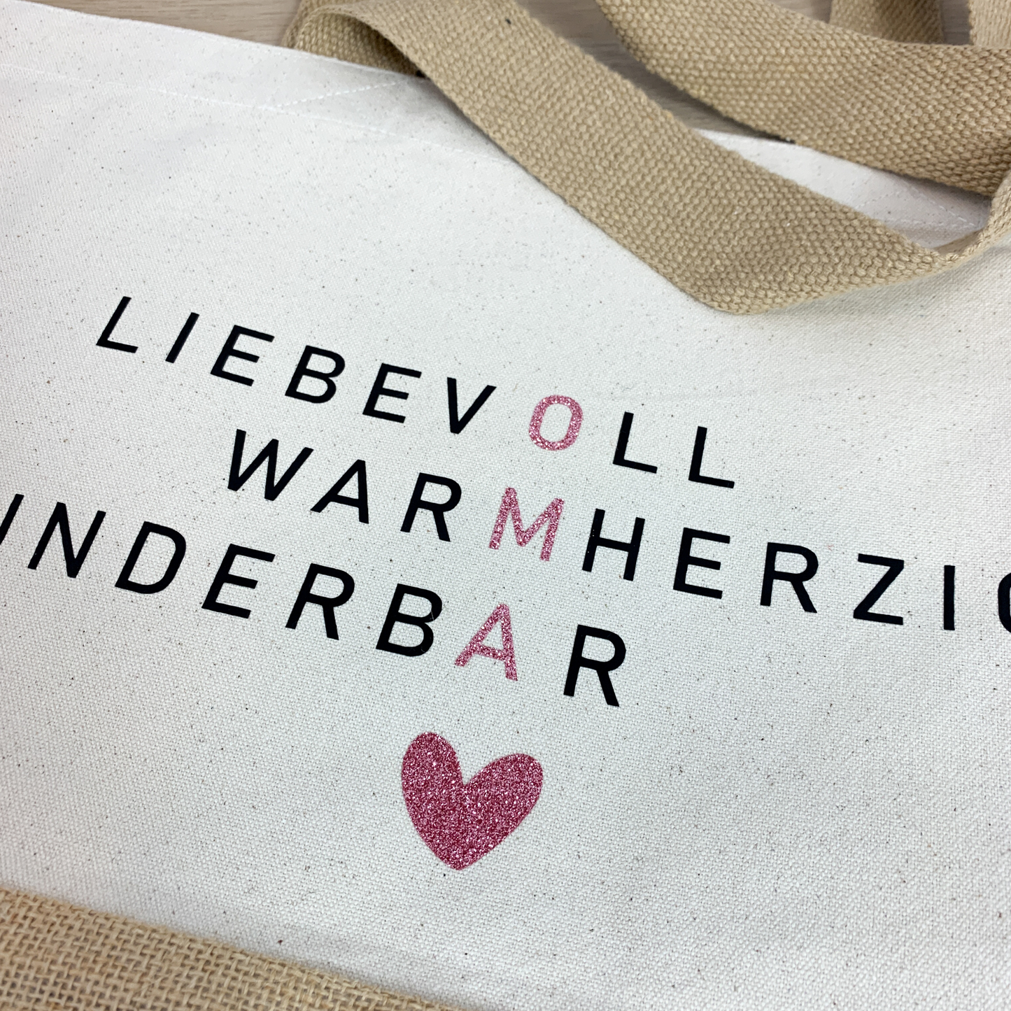Detailansicht der Glitzerschrift auf Jutetasche fĂŒr Oma mit Herzmotiv - Geschenkidee von den Enkeln