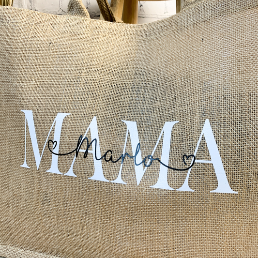 Detailaufnahme der Jutetasche mit 'Mama'-Schriftzug und Namen, personalisierbares Geschenk für Mama