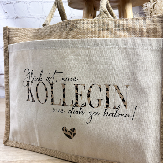 Detailansicht der Jutetasche für Kolleginnen mit Leopardenmuster-Schriftzug und Herz.