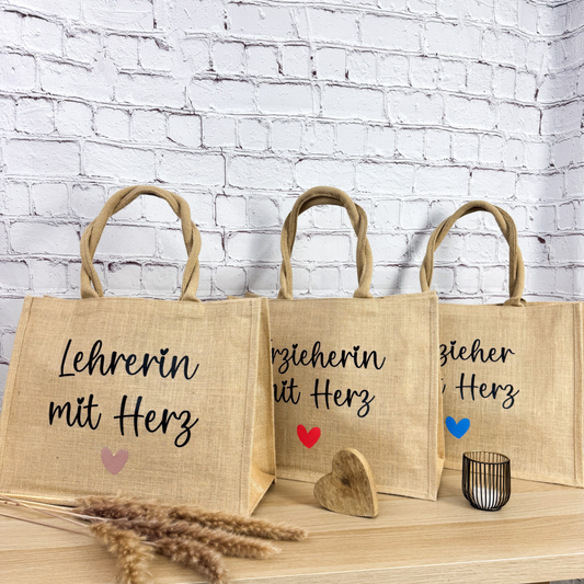 Jutetasche mit rosa Herz für Lehrerinnen, neben Varianten für Erzieherinnen – liebevolle Geschenkidee zum Abschied