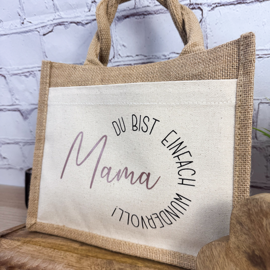 Detailansicht der Jutetasche mit Aufdruck „Mama – Du bist einfach wundervoll“ in rosa Schrift – liebevolles Geschenk für Mütter zum Muttertag oder Geburtstag.