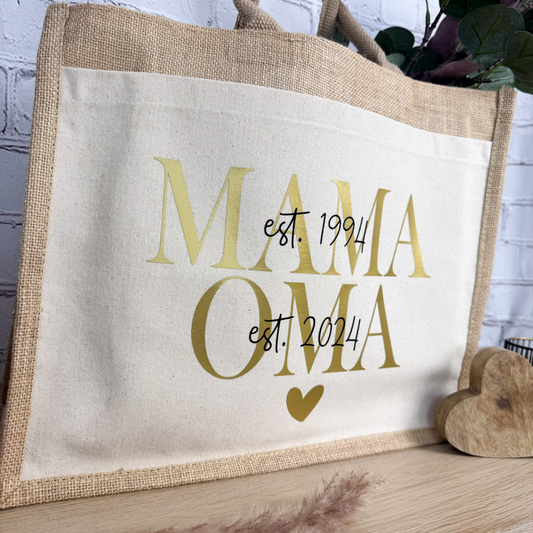 Detailansicht der Jutetasche mit goldenem 'MAMA OMA' Aufdruck und Jahreszahlen – Geschenkidee für werdende Omas