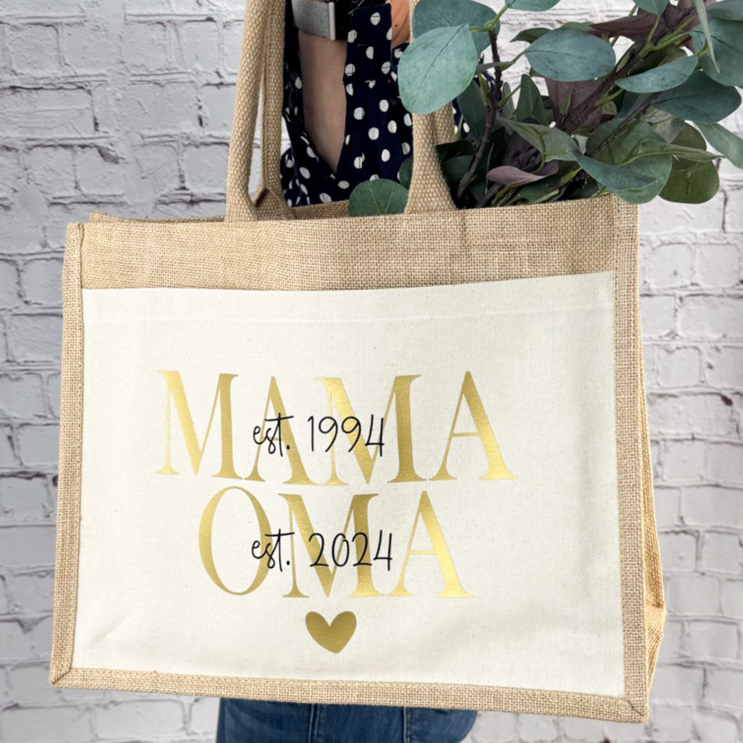 Frau hält personalisierte Jutetasche mit 'MAMA OMA est. 1994 & 2024' – Geschenk zur Geburt oder Muttertag