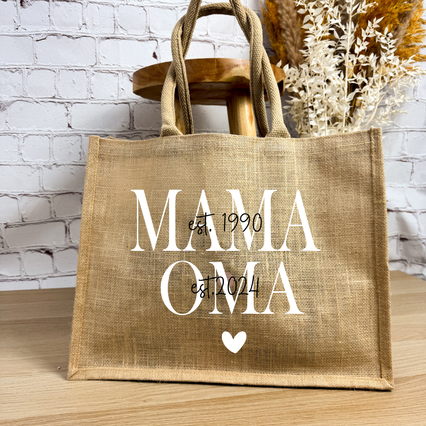 Jutetasche aus Jute mit weißem MAMA OMA est. 1990 & 2024 Aufdruck – personalisiertes Geschenk für Oma