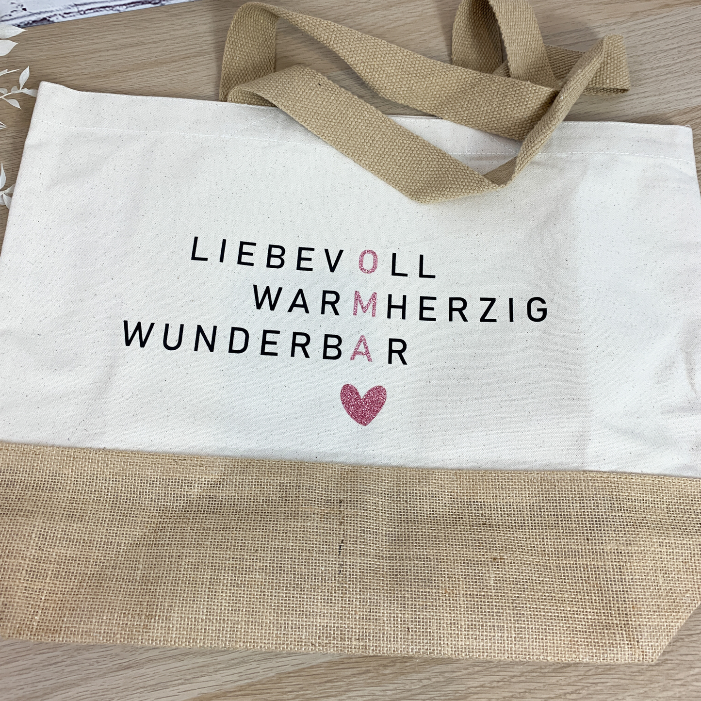 Jutetasche flach liegend mit Aufschrift 'Oma liebevoll warmherzig wunderbar' in Glitzerschrift â ein liebevolles Geschenk fĂŒr die beste Oma