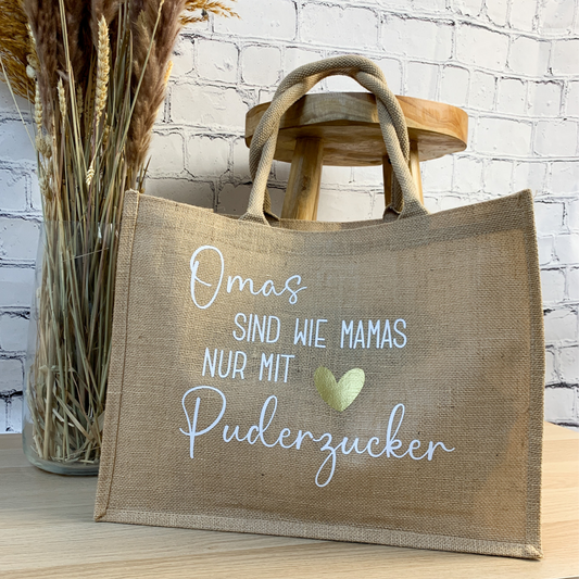 Jutetasche mit der Aufschrift "Omas sind wie Mamas nur mit Puderzucker" und goldfarbenem Herz. Perfektes Geschenk für Omas.