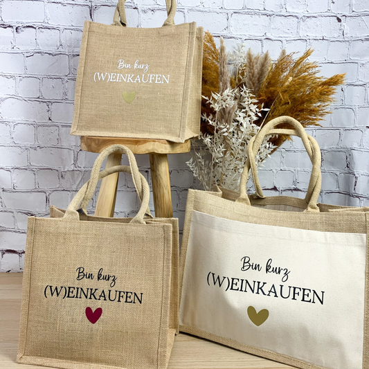 Stilvolle Jutetasche mit Schriftzug „Bin kurz (W)EINKAUFEN“, perfekt für nachhaltige Shopping-Trips.
