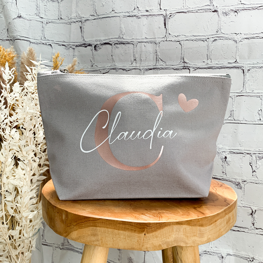 Kosmetiktasche hellgrau mit rosegoldenem C und weißem Namen „Claudia“, Herzsymbol – stilvoll und emotional