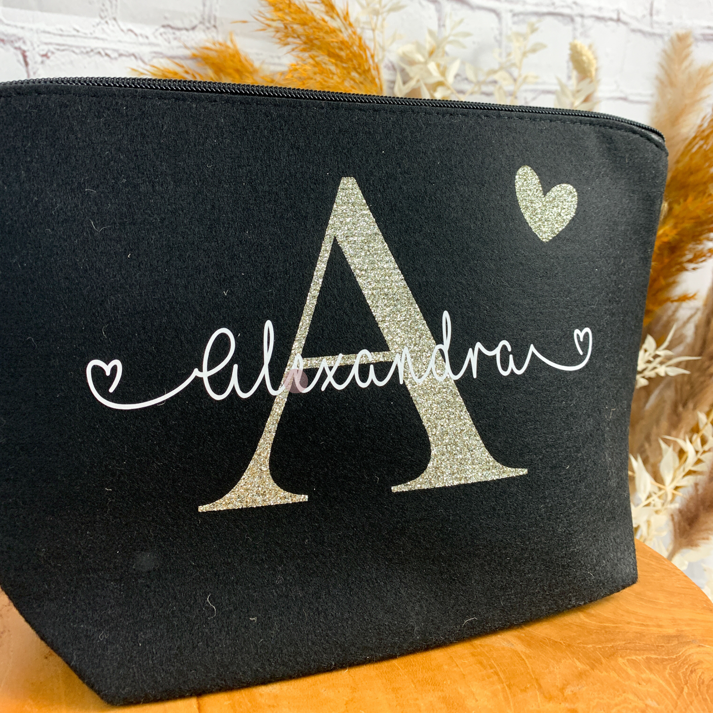Kosmetiktasche in Schwarz mit glitzernder Initiale A und Name Alexandra – elegantes Accessoire für besondere Anlässe.