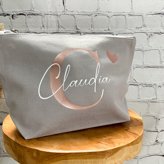 Kosmetiktasche aus Canvas mit personalisiertem Namen „Claudia“, Initiale C und Herzsymbol – perfektes Geschenk für Frauen oder Bräute