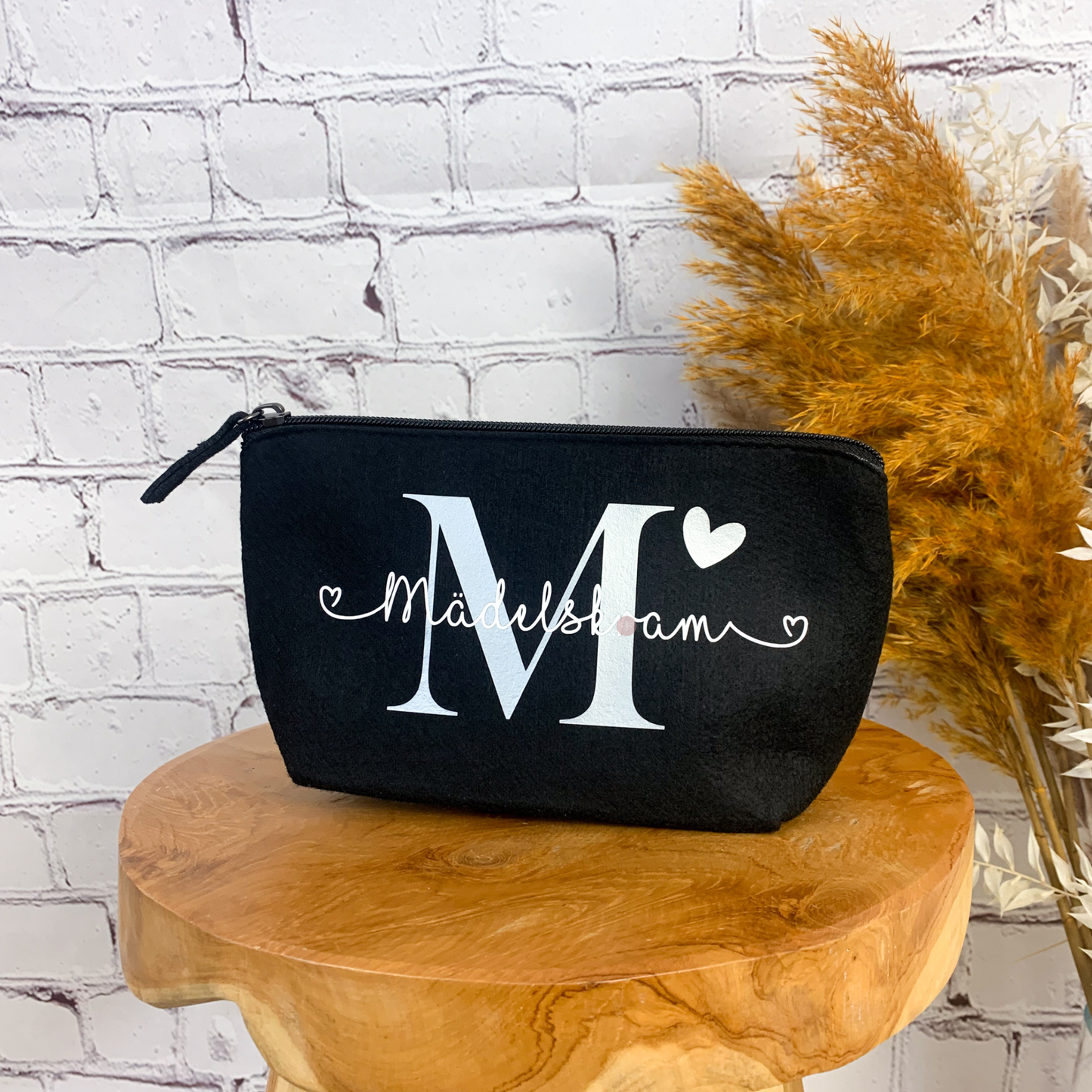 Kosmetiktasche Mädelskram mit Initiale M in Schwarz – perfektes Geschenk für die beste Freundin oder für den Alltag.