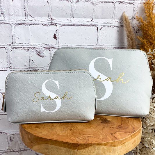 Personalisierte Kosmetiktasche aus PU-Leder mit Initiale S und Name Sarah in Grau – liebevolles Geschenk für Frauen.