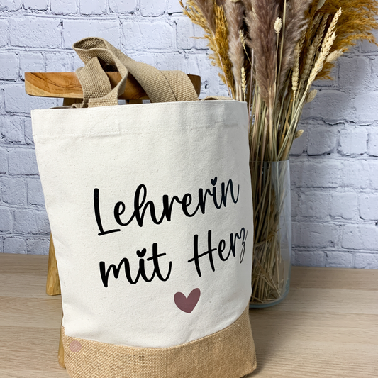 Nachhaltige Lehrertasche aus Baumwolle und Jute mit dem Aufdruck "Lehrerin mit Herz" – eine liebevolle Geschenkidee zum Abschied