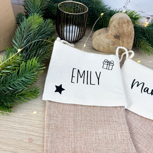 Nikolaussocke mit dem Namen "Emily" und einem kleinen Geschenk-Motiv. Ideal als Geschenkbeutel zu Weihnachten für Kinder.