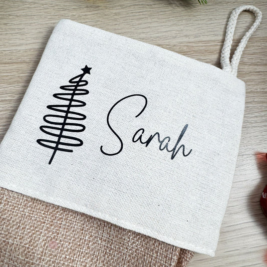 Nahaufnahme des Nikolausstrumpfs mit Tannenbaum und Namen Sarah – hochwertiger Druck auf Baumwoll-Jute-Mix.