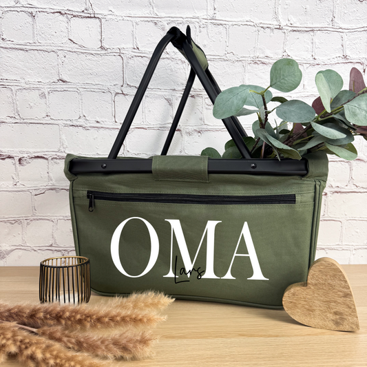 Grüner Einkaufskorb mit der Aufschrift 'Oma Lars' in Weiß, ideales personalisiertes Geschenk für Oma.
